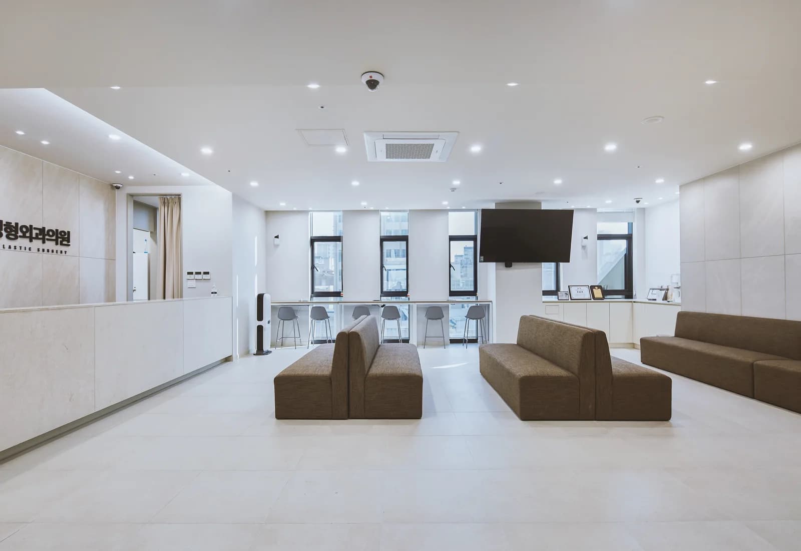 Seoul clinic reception area for international aesthetic patients